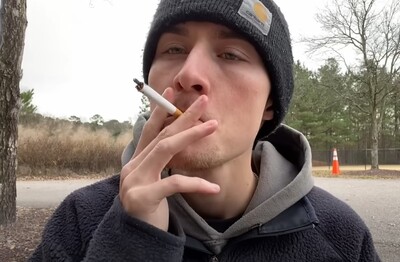 Лечение зависимости от табакокурения в Обнинске Мужчина с сигаретой делает затяжку