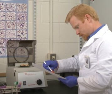 Клиника лечения наркозависимости в Обнинске Врач в кабинете клиники