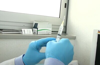 Проведение кодирования Вивитролом в Обнинске Шприц с Вивитролом в руках у врача